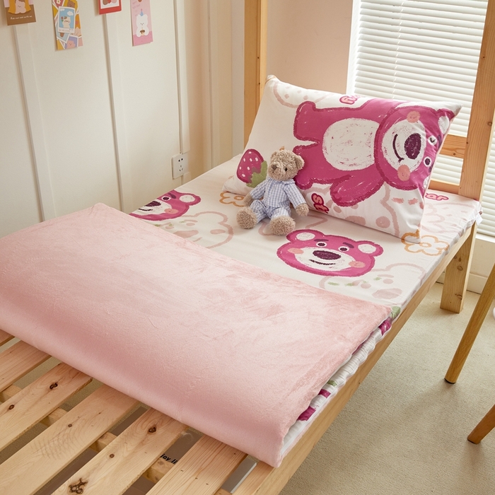 91家纺网 家纺一手货源 找家纺 金丝鸟 2023新款全棉加水晶绒棉加绒床垫套 草莓熊