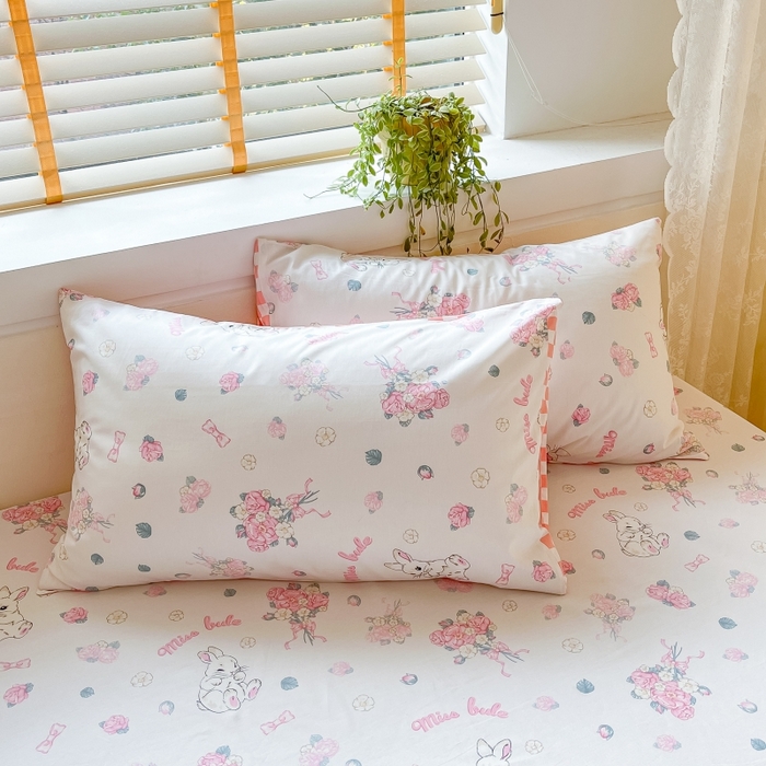 91家纺网 家纺一手货源 找家纺 2023新款全棉印花小清新系列-单枕套 花束小兔