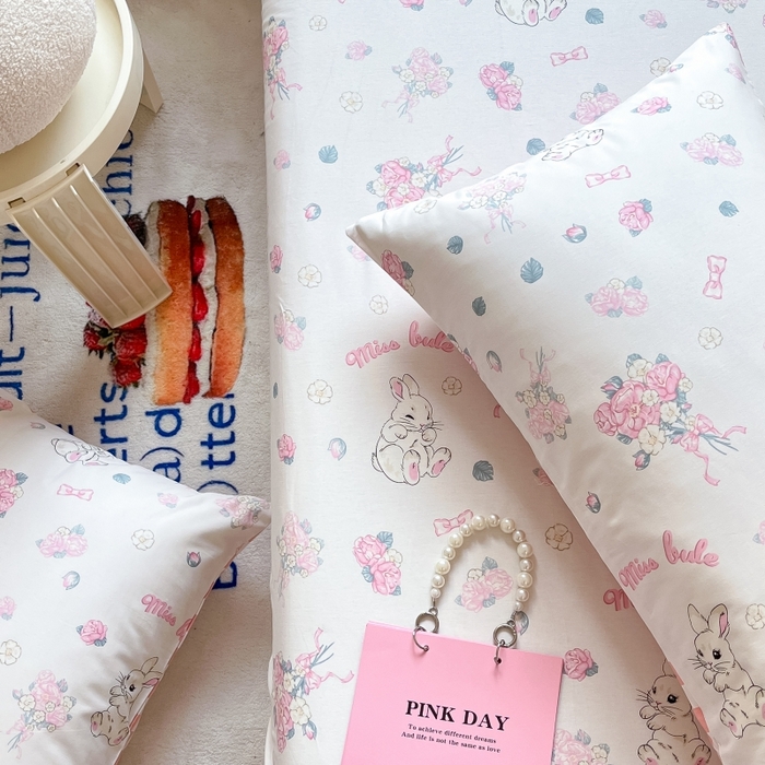 91家纺网 家纺一手货源 找家纺 2023新款全棉印花小清新系列-单枕套 花束小兔