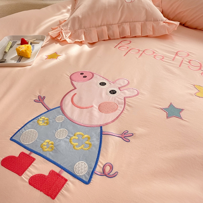 91家纺网 家纺一手货源 找家纺 绒棉世家 2025新款全棉水洗棉贴布绣四件套 小猪佩奇（带抱枕）