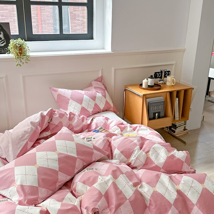 91家纺网 家纺一手货源 找家纺 时年 2023新款全棉四件套热爱生活系列第一期 粉意菱格