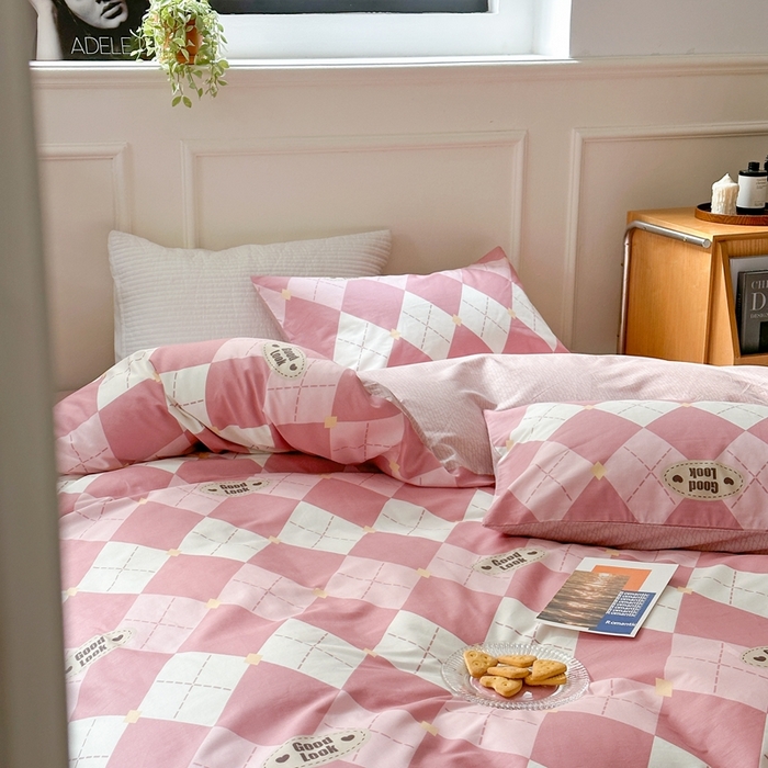 91家纺网 家纺一手货源 找家纺 时年 2023新款全棉四件套热爱生活系列第一期 粉意菱格