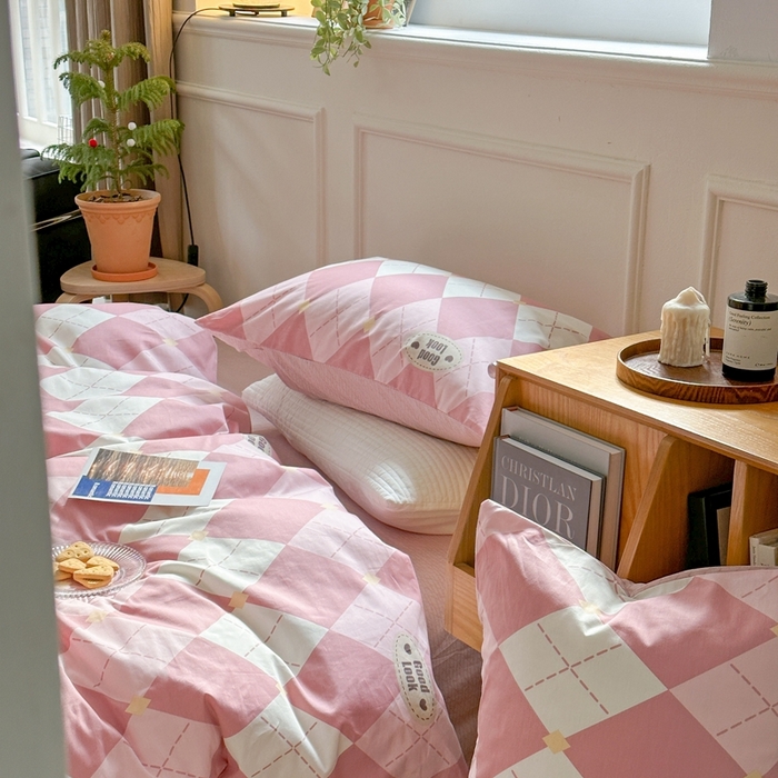 91家纺网 家纺一手货源 找家纺 时年 2023新款全棉四件套热爱生活系列第一期 粉意菱格