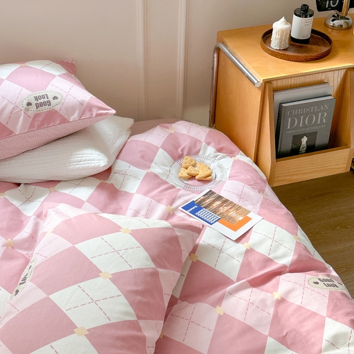 91家纺网 家纺一手货源 找家纺 时年 2023新款全棉四件套热爱生活系列第一期 粉意菱格