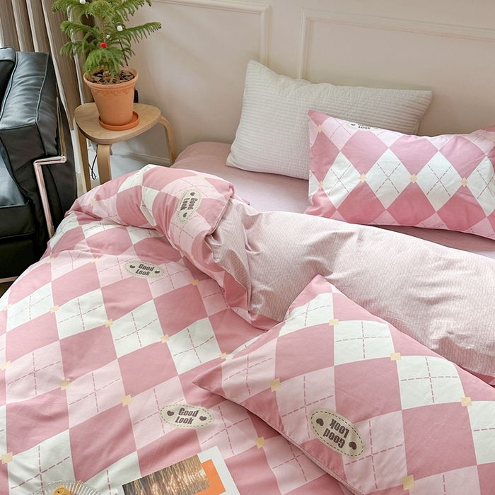 91家纺网 家纺一手货源 找家纺 时年 2023新款全棉四件套热爱生活系列第一期 粉意菱格