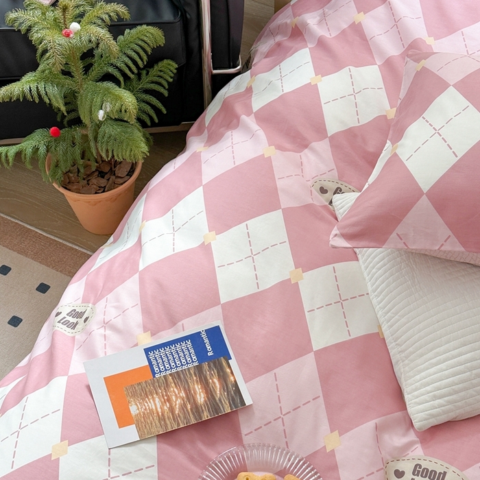 91家纺网 家纺一手货源 找家纺 时年 2023新款全棉四件套热爱生活系列第一期 粉意菱格