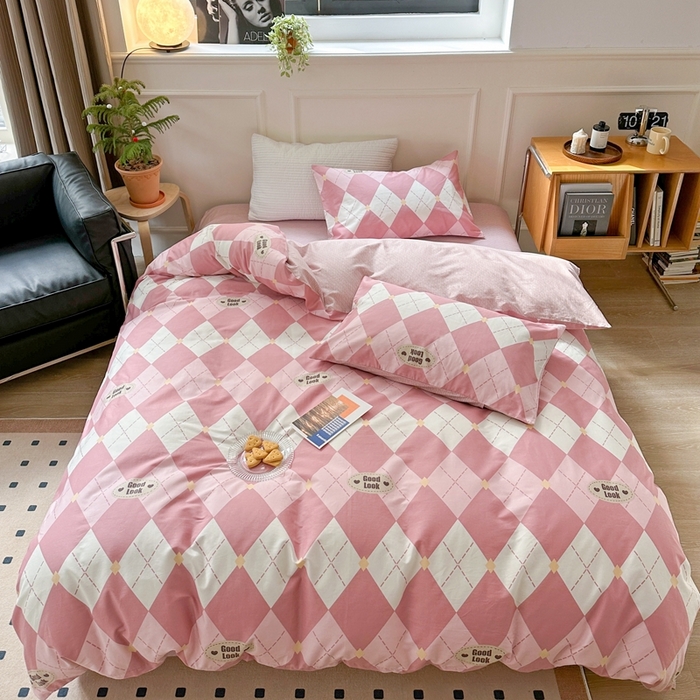 91家纺网 家纺一手货源 找家纺 时年 2023新款全棉四件套热爱生活系列第一期 粉意菱格