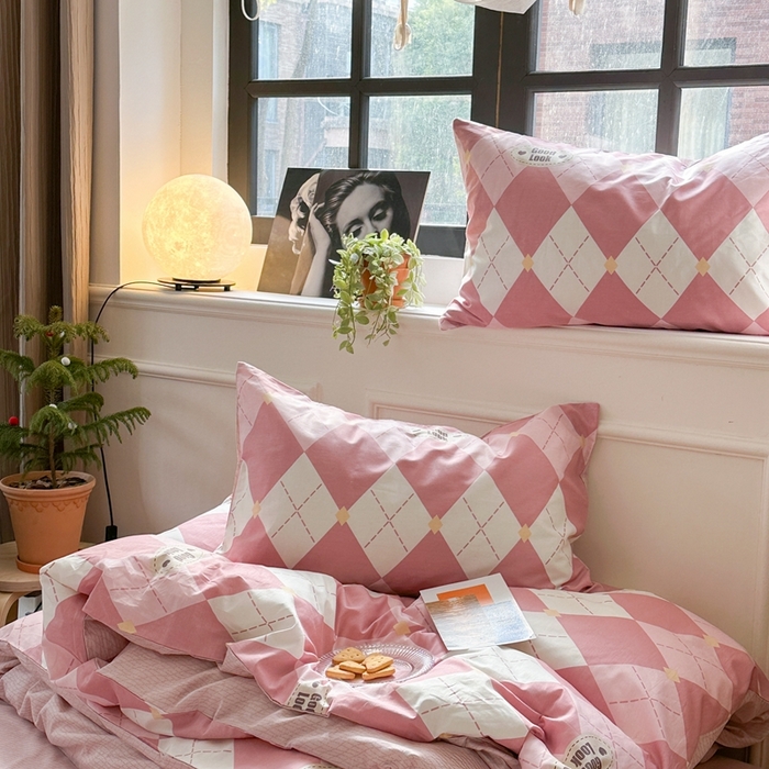 91家纺网 家纺一手货源 找家纺 时年 2023新款全棉四件套热爱生活系列第一期 粉意菱格