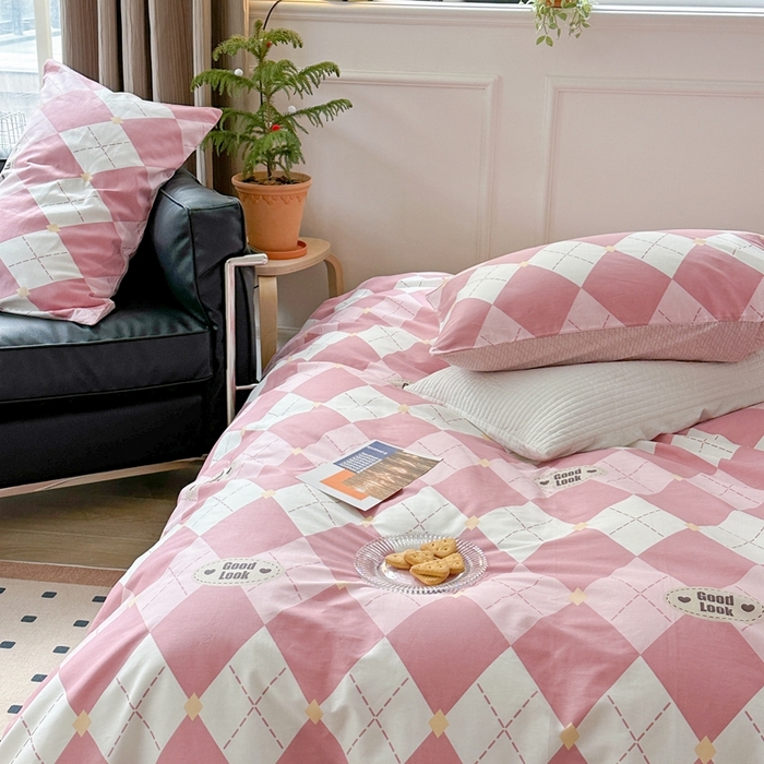 91家纺网 家纺一手货源 找家纺 时年 2023新款全棉四件套热爱生活系列第一期 粉意菱格