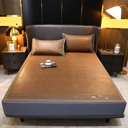 91家纺网 家纺一手货源 找家纺 (总) 恋佳 2025正面藤席反面冰丝横头绣花单凉席及套件