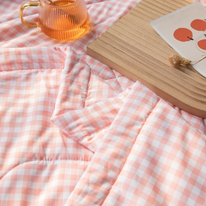 91家纺网 家纺一手货源 找家纺 久云居 2024新款水洗棉新疆棉花被格纹夏被 粉小格