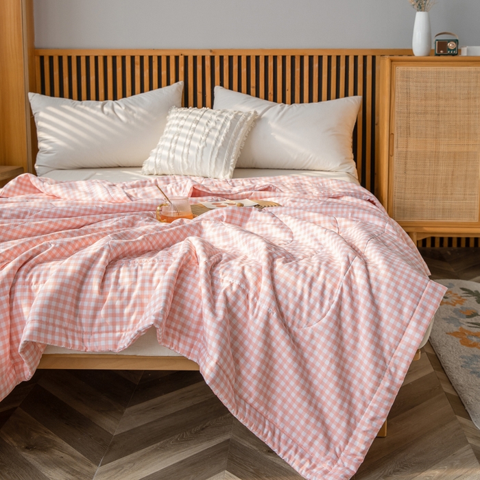 91家纺网 家纺一手货源 找家纺 久云居 2024新款水洗棉新疆棉花被格纹夏被 粉小格