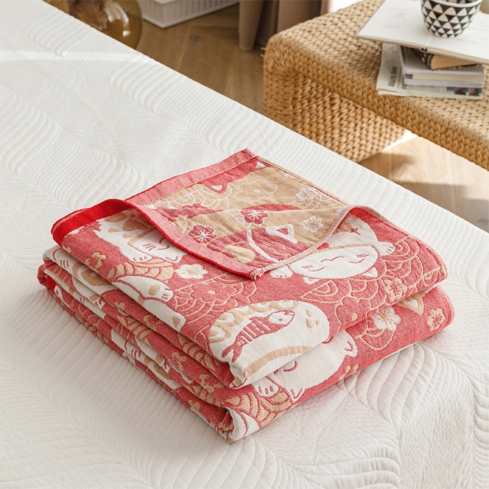 91家纺网 家纺一手货源 找家纺 朴尔 2023新款水洗全棉四层细纱系列毛巾被 招福瞄-红毛巾被