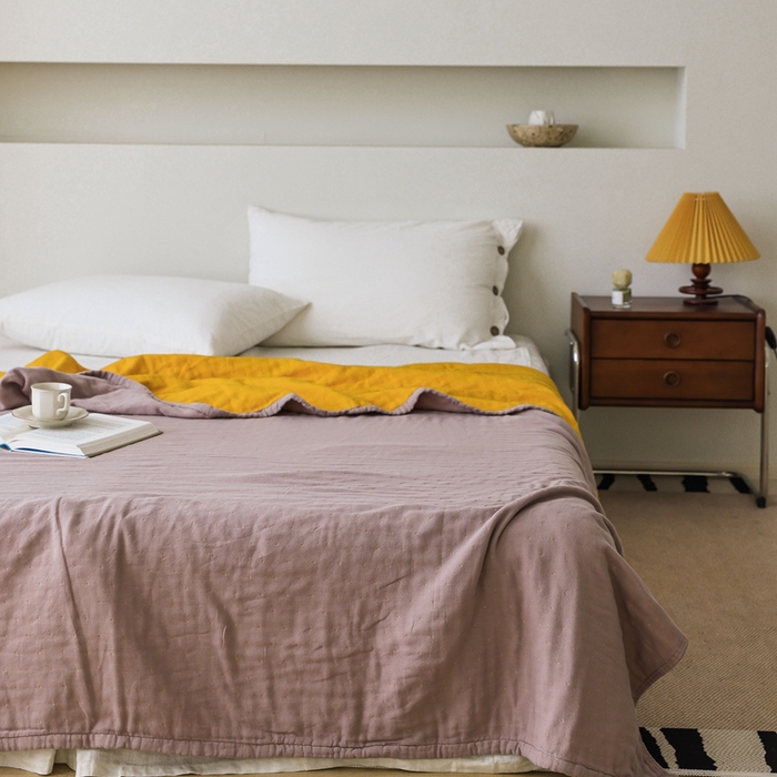 91家纺网 家纺一手货源 找家纺 朴尔 2023新款+ins风纯色双拼风全棉加厚超柔四层纱布毛巾被  纯色双拼-奶咖配黄