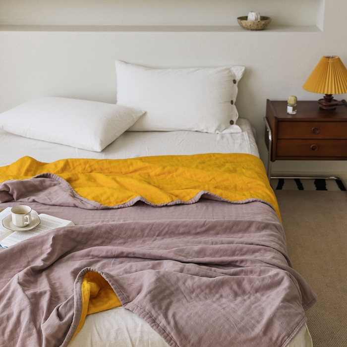 91家纺网 家纺一手货源 找家纺 朴尔 2023新款+ins风纯色双拼风全棉加厚超柔四层纱布毛巾被  纯色双拼-奶咖配黄