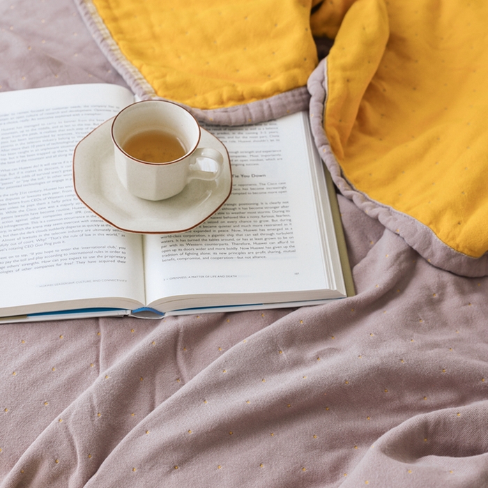 91家纺网 家纺一手货源 找家纺 朴尔 2023新款+ins风纯色双拼风全棉加厚超柔四层纱布毛巾被  纯色双拼-奶咖配黄