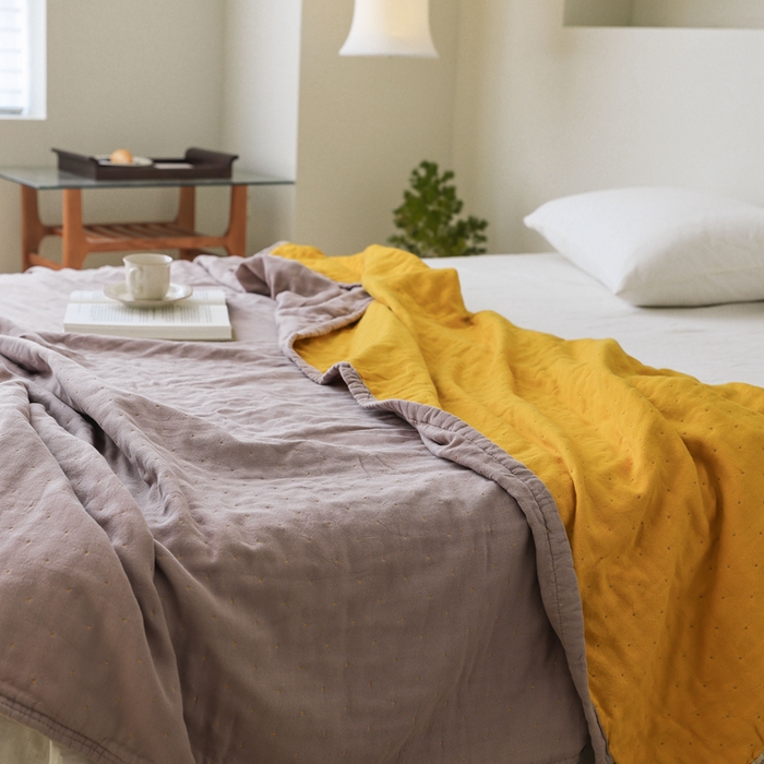 91家纺网 家纺一手货源 找家纺 朴尔 2023新款+ins风纯色双拼风全棉加厚超柔四层纱布毛巾被  纯色双拼-奶咖配黄