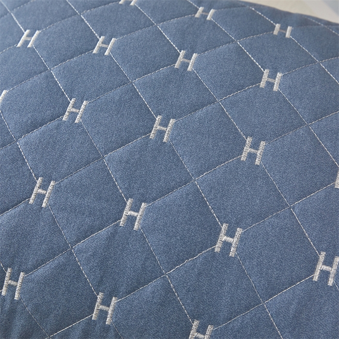 91家纺网 家纺一手货源 找家纺 杜先生 2023新款纯色活性磨毛全棉刺绣夹棉枕套一对 字母兰灰