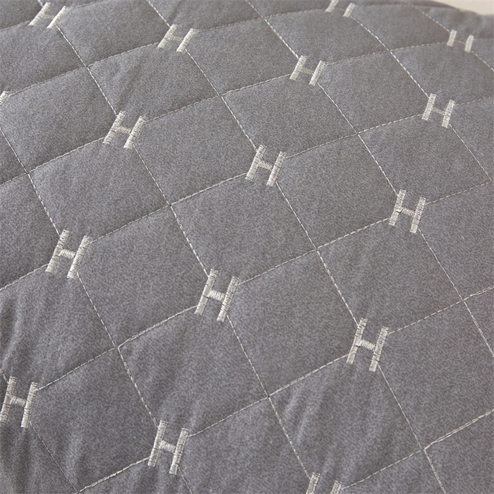 91家纺网 家纺一手货源 找家纺 杜先生 2023新款纯色活性磨毛全棉刺绣夹棉枕套一对 字母浅灰