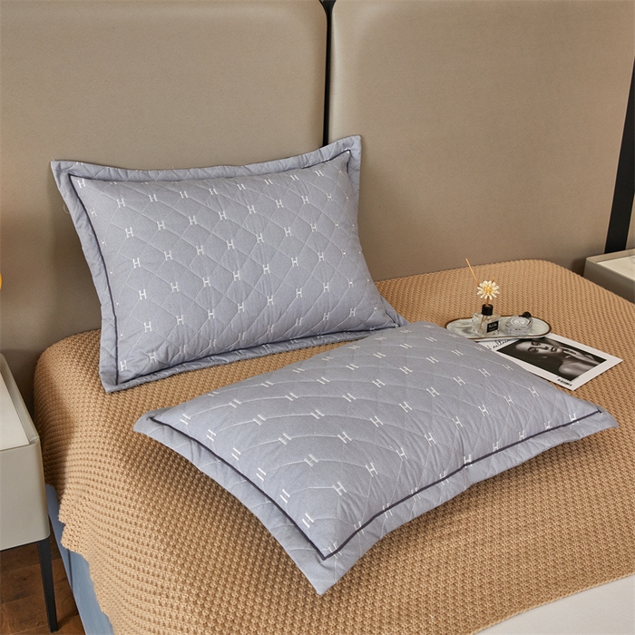 91家纺网 家纺一手货源 找家纺 杜先生 2023新款纯色活性磨毛全棉刺绣夹棉枕套一对 字母浅灰