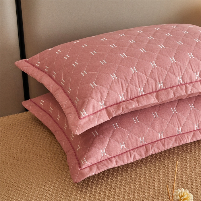 91家纺网 家纺一手货源 找家纺 杜先生 2023新款纯色活性磨毛全棉刺绣夹棉枕套一对 字母浅玉