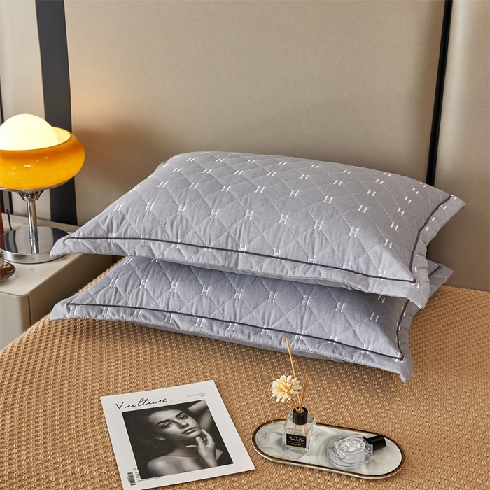 91家纺网 家纺一手货源 找家纺 杜先生 2023新款纯色活性磨毛全棉刺绣夹棉枕套一对 字母浅灰