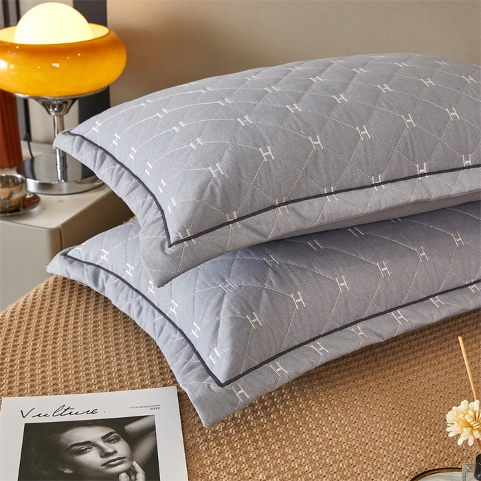 91家纺网 家纺一手货源 找家纺 杜先生 2023新款纯色活性磨毛全棉刺绣夹棉枕套一对 字母浅灰