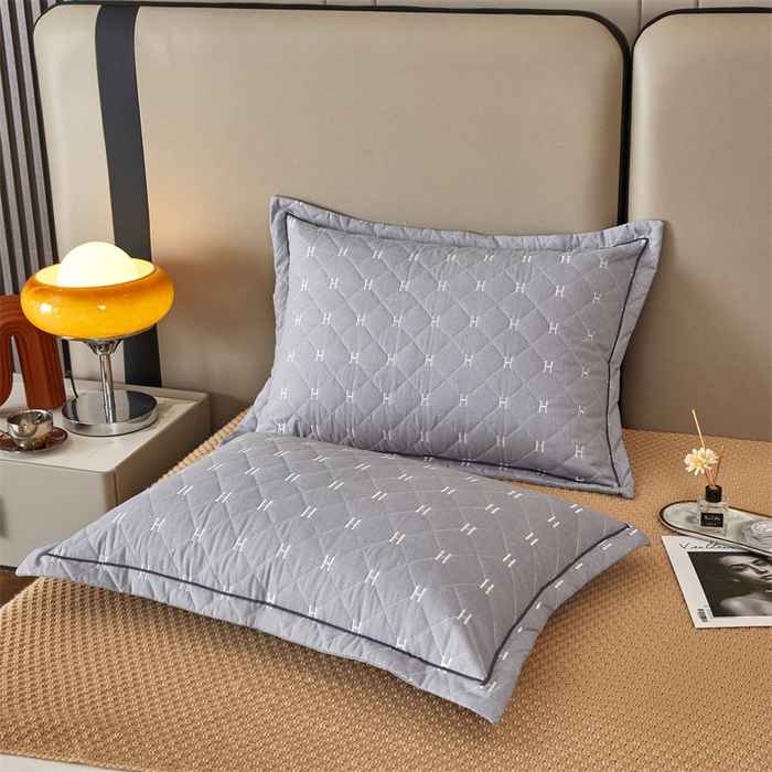 91家纺网 家纺一手货源 找家纺 杜先生 2023新款纯色活性磨毛全棉刺绣夹棉枕套一对 字母浅灰