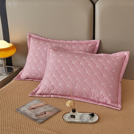 91家纺网 家纺一手货源 找家纺 杜先生 2023新款纯色活性磨毛全棉刺绣夹棉枕套一对 字母樱桃粉