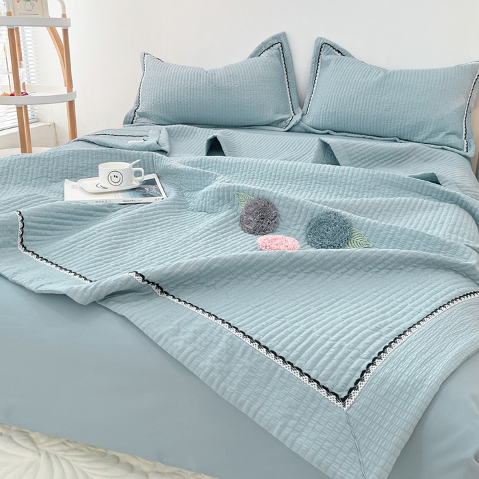 91家纺网 家纺一手货源 找家纺 乐卧 2026新款雅韵蕾丝花边手工花卉夏凉被四件套 海盐蓝-有花版