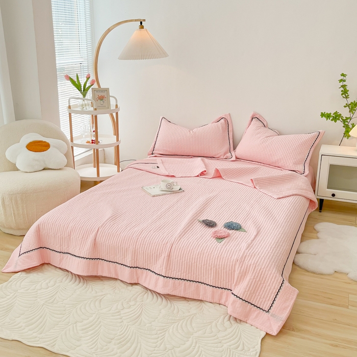 91家纺网 家纺一手货源 找家纺 乐卧 2026新款雅韵蕾丝花边手工花卉夏凉被四件套 樱花粉-有花版