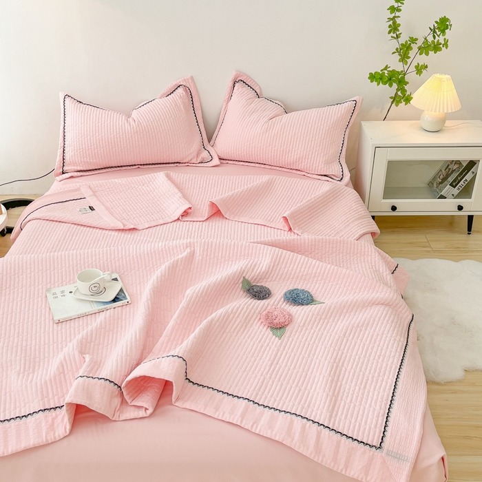 91家纺网 家纺一手货源 找家纺 乐卧 2026新款雅韵蕾丝花边手工花卉夏凉被四件套 樱花粉-有花版