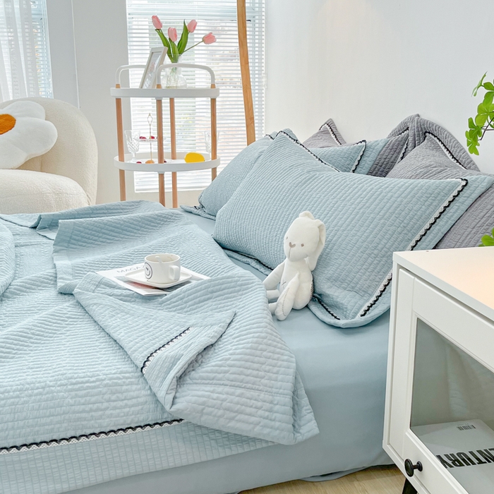 91家纺网 家纺一手货源 找家纺 乐卧  2026新款雅韵蕾丝花边手工花卉夏凉被四件套 海盐蓝-简版