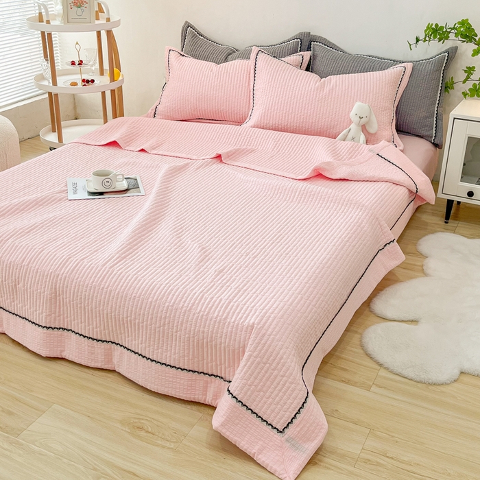 91家纺网 家纺一手货源 找家纺 乐卧  2026新款雅韵蕾丝花边手工花卉夏凉被四件套 樱花粉-简版