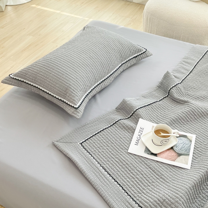 91家纺网 家纺一手货源 找家纺 乐卧  2026新款雅韵蕾丝花边手工花卉夏凉被四件套 麦亚灰-简版