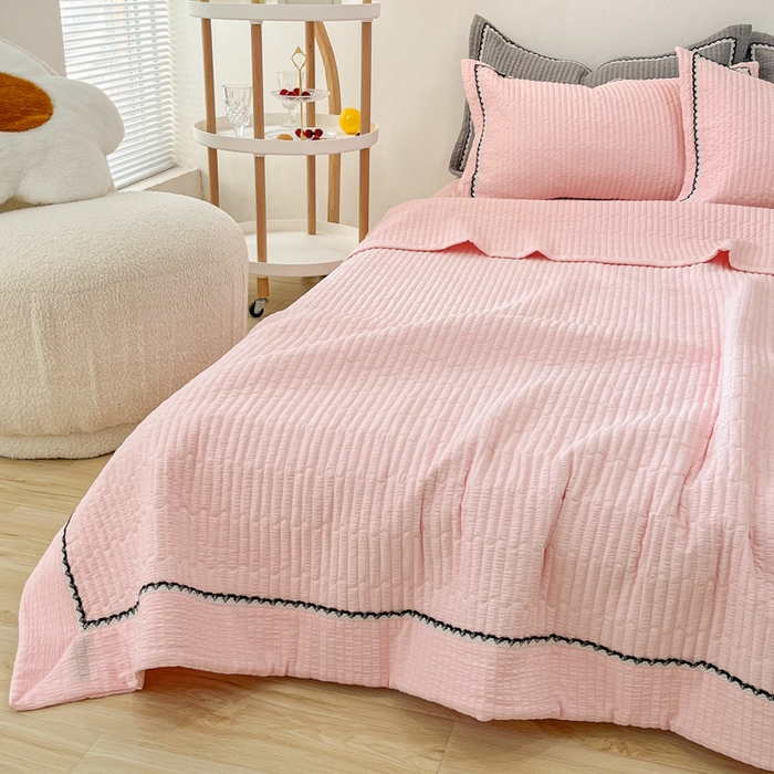 91家纺网 家纺一手货源 找家纺 乐卧  2026新款雅韵蕾丝花边手工花卉夏凉被四件套 樱花粉-简版