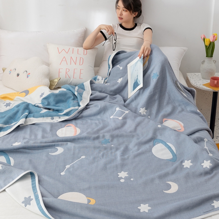 91家纺网 家纺一手货源 找家纺 朴尔 2023新款卡漫风格全棉六层纱毛巾被 浩瀚宇宙-兰