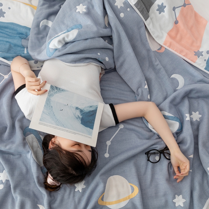 91家纺网 家纺一手货源 找家纺 朴尔 2023新款卡漫风格全棉六层纱毛巾被 浩瀚宇宙-兰