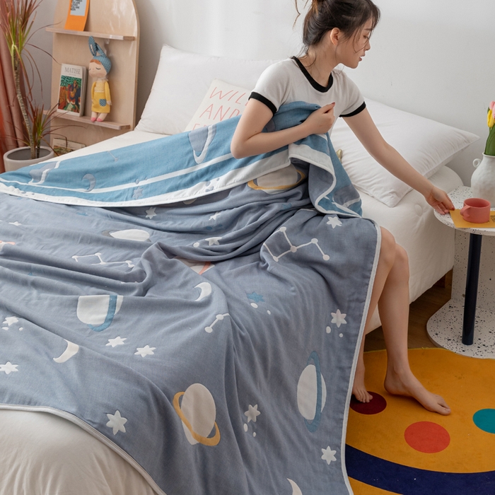 91家纺网 家纺一手货源 找家纺 朴尔 2023新款卡漫风格全棉六层纱毛巾被 浩瀚宇宙-兰