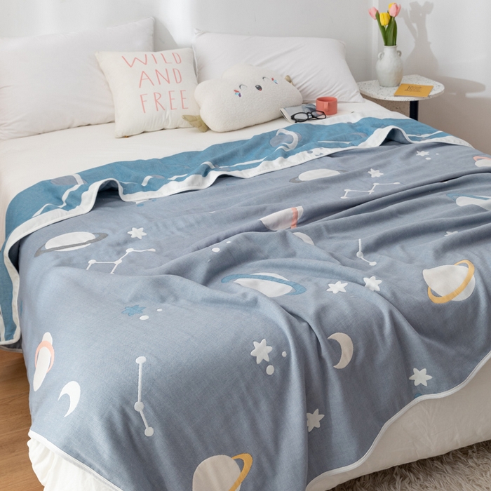 91家纺网 家纺一手货源 找家纺 朴尔 2023新款卡漫风格全棉六层纱毛巾被 浩瀚宇宙-兰