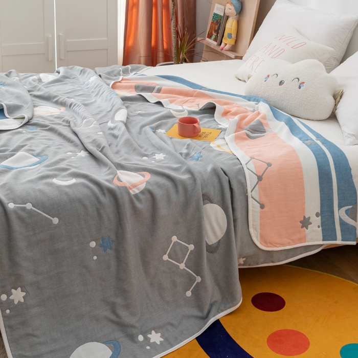 91家纺网 家纺一手货源 找家纺 朴尔 2023新款卡漫风格全棉六层纱毛巾被 浩瀚宇宙-灰