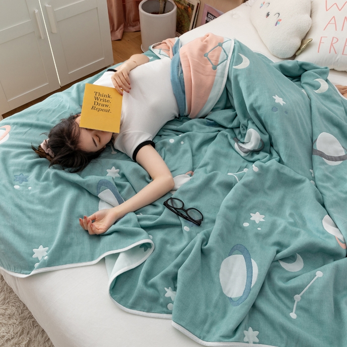 91家纺网 家纺一手货源 找家纺 朴尔 2023新款卡漫风格全棉六层纱毛巾被 浩瀚宇宙-绿