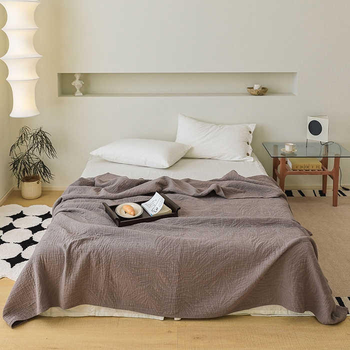 91家纺网 家纺一手货源 找家纺 雯雨家纺 2023新款全棉拼色纱布毛巾被 新树叶-灰