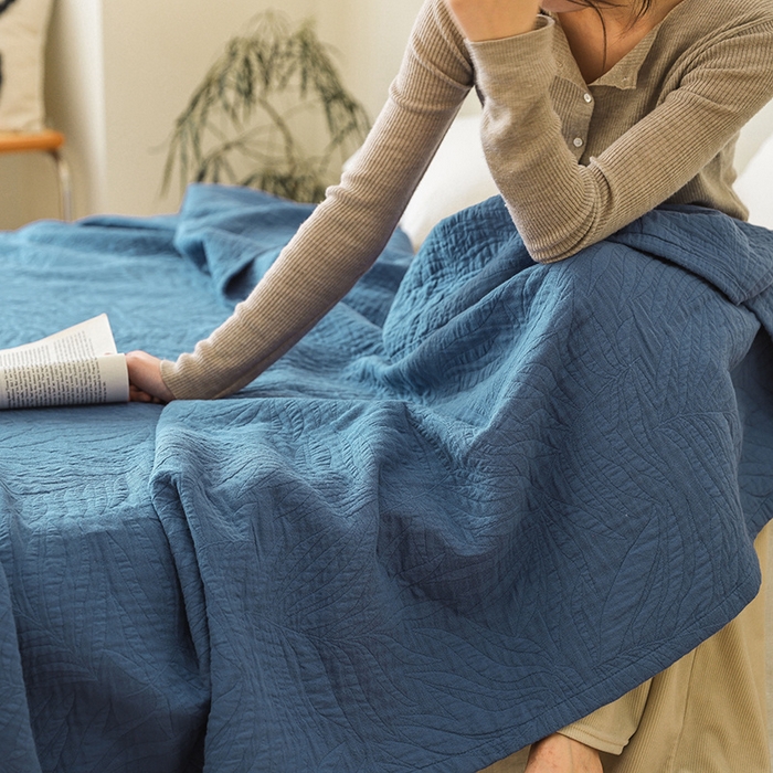 91家纺网 家纺一手货源 找家纺 雯雨家纺 2023新款全棉拼色纱布毛巾被 新树叶-兰