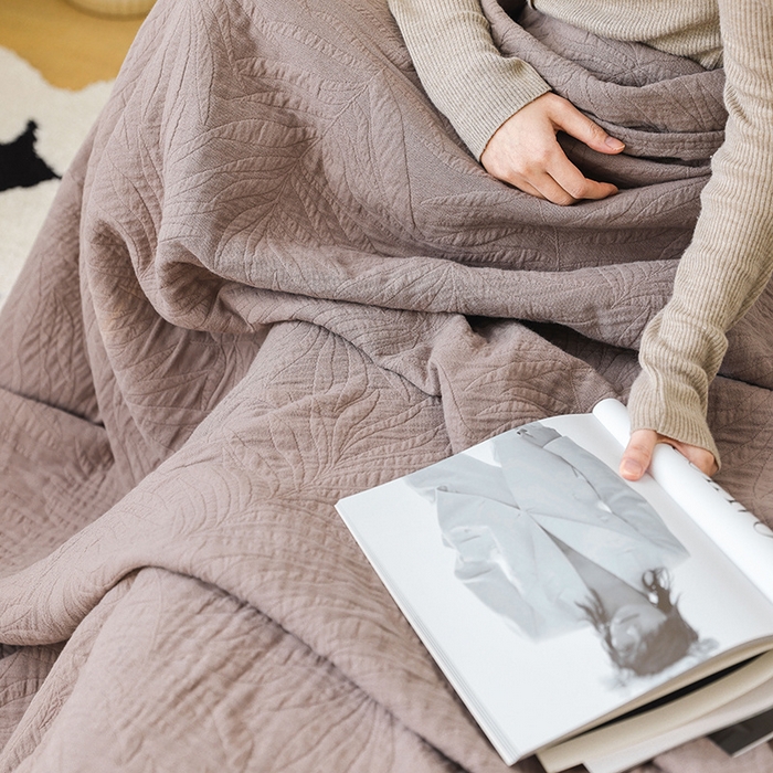 91家纺网 家纺一手货源 找家纺 雯雨家纺 2023新款全棉拼色纱布毛巾被 新树叶-灰