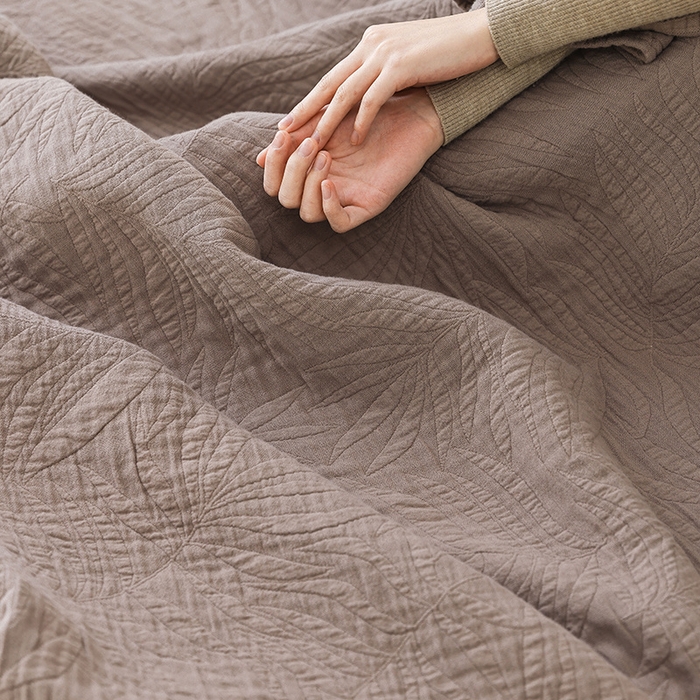 91家纺网 家纺一手货源 找家纺 雯雨家纺 2023新款全棉拼色纱布毛巾被 新树叶-灰