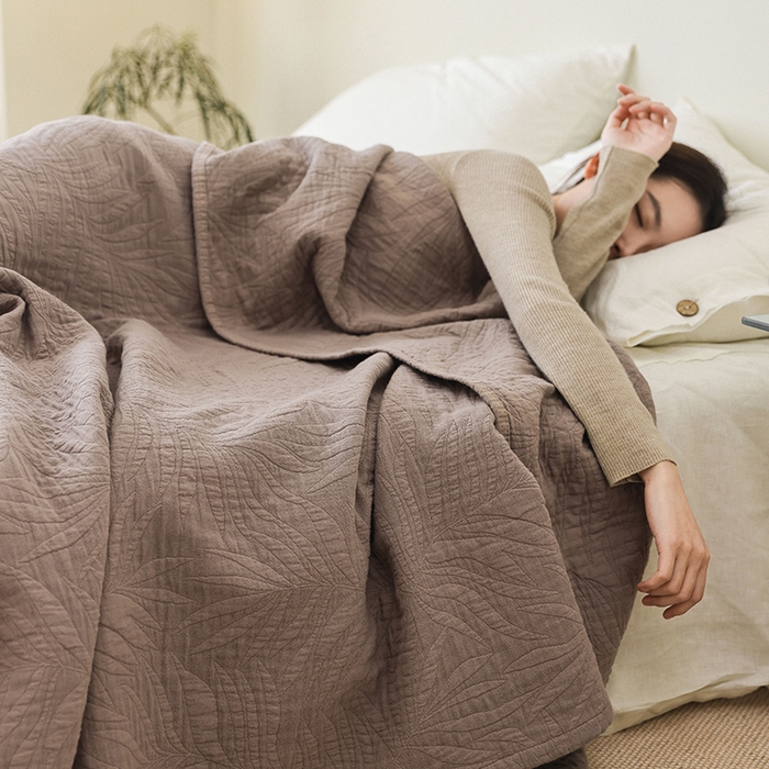 91家纺网 家纺一手货源 找家纺 雯雨家纺 2023新款全棉拼色纱布毛巾被 新树叶-灰