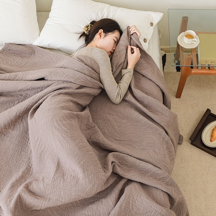 91家纺网 家纺一手货源 找家纺 雯雨家纺 2023新款全棉拼色纱布毛巾被 新树叶-灰