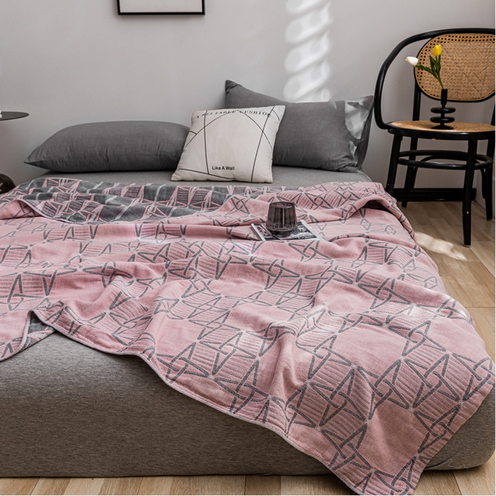 91家纺网 家纺一手货源 找家纺 朴尔 2023新款主推三层水洗棉纱布毛巾被 三体秘境-粉灰