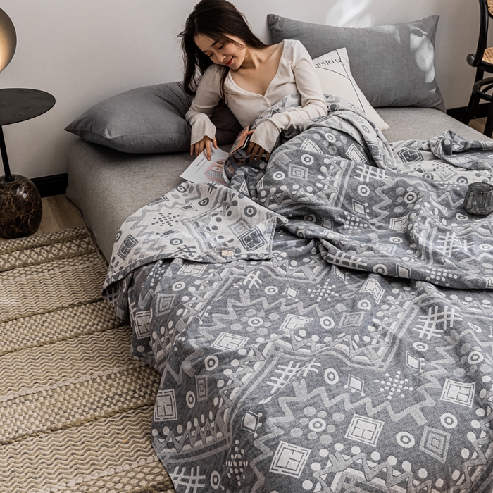 91家纺网 家纺一手货源 找家纺 朴尔 2023新款主推三层水洗棉纱布毛巾被 远古图腾-灰